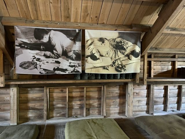 知覧特攻平和会館の敷地内にある三角兵舎の中の画像