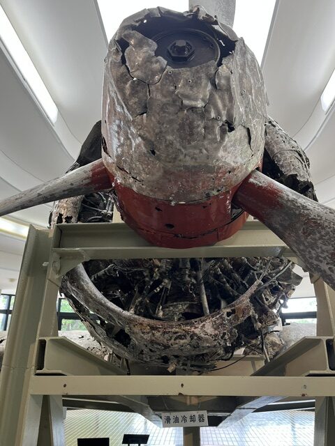 知覧特攻平和会館の展示室にある海軍零式艦上戦闘機の画像