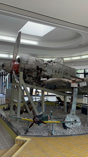 知覧特攻平和会館の展示室にある海軍零式艦上戦闘機の画像