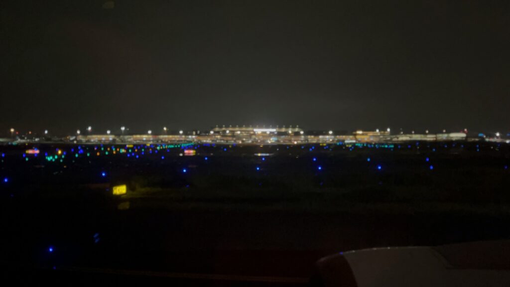 夜の羽田空港の滑走路の写真