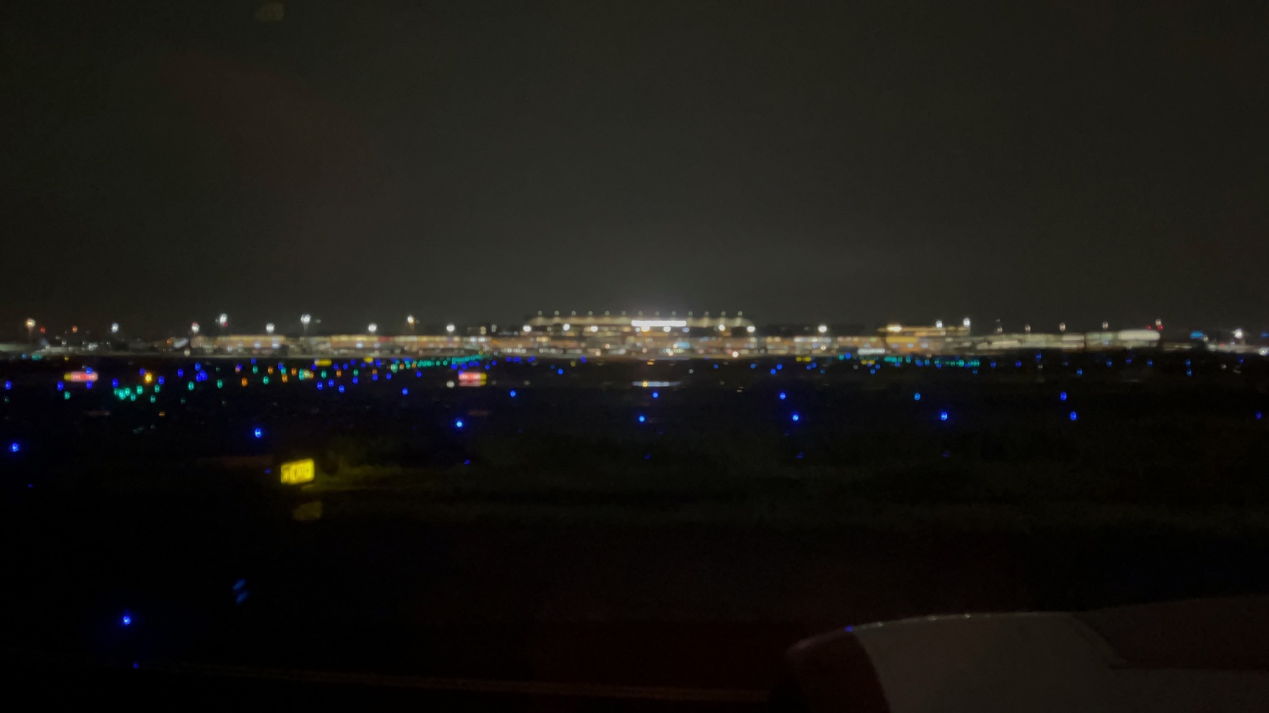 夜の羽田空港の滑走路の写真