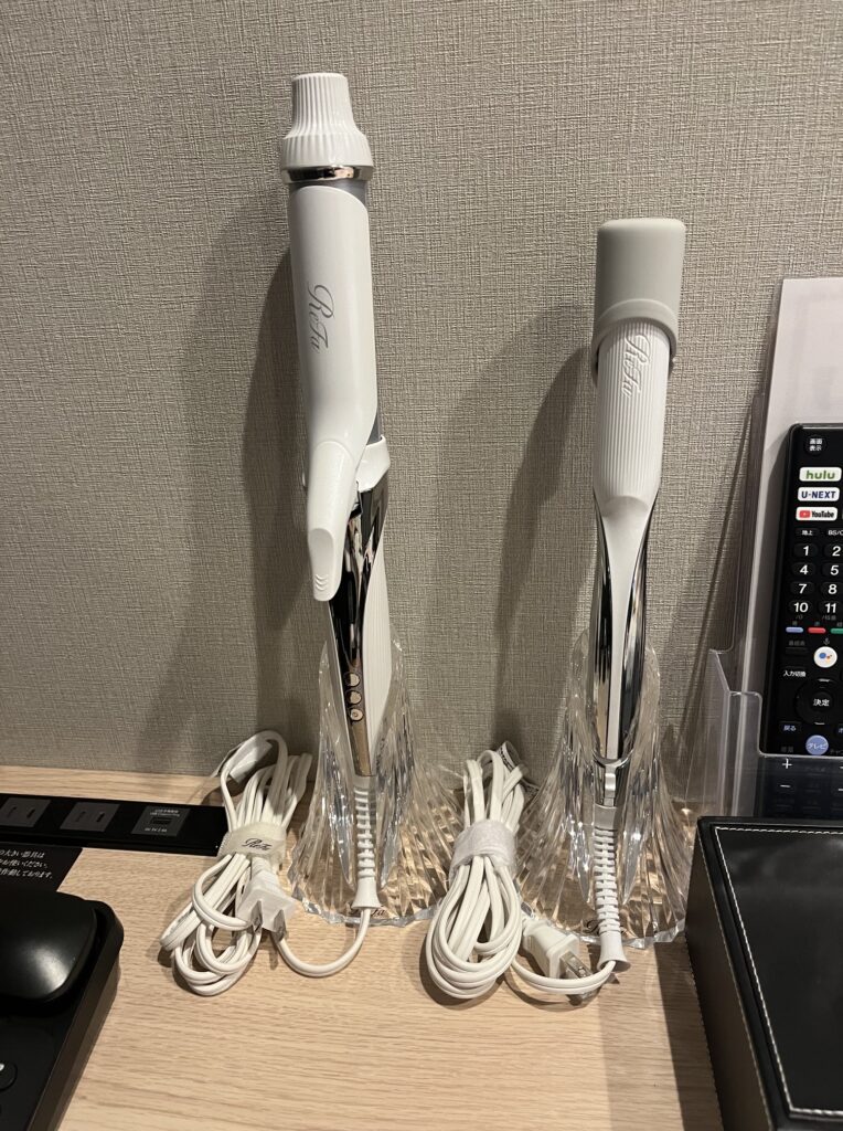 ダイワロイネットホテル鹿児島天文館の客室に設置されてある、リファ製品のカールアイロンとストレートアイロンの写真