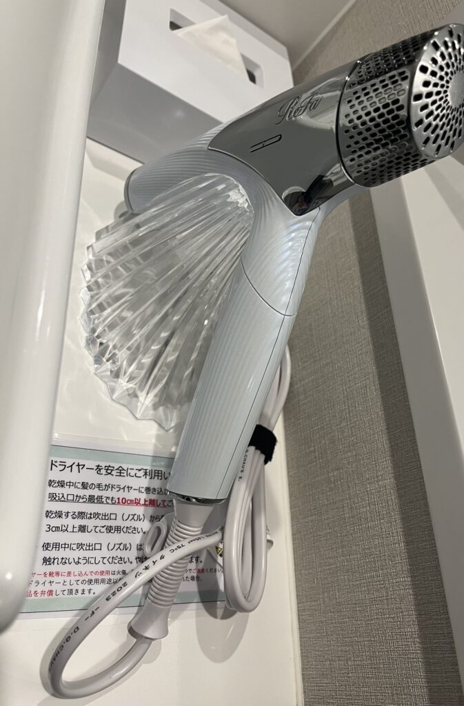 ダイワロイネットホテル鹿児島天文館PREMIERの客室に設置されているリファ製品のドライヤーの写真
