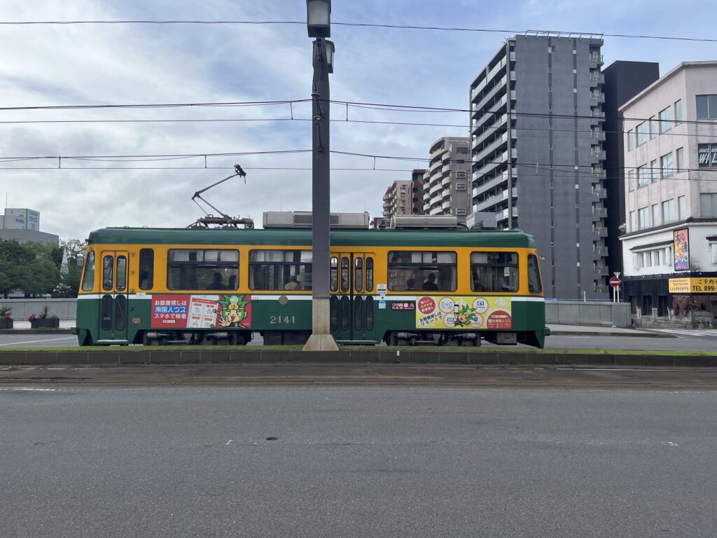 鹿児島市内を走る路面電車の写真