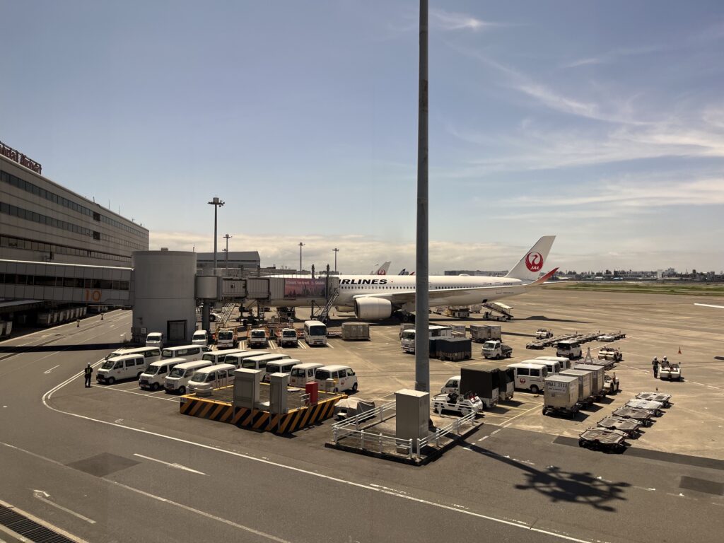羽田空港の滑走路にJAL機が写っている写真