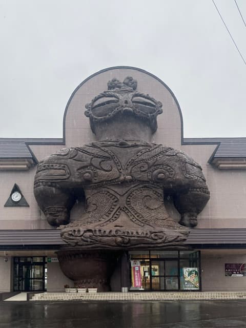 木造駅の巨大な遮光器土偶
